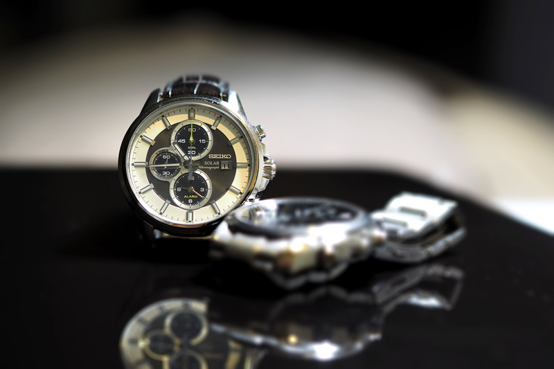 wrist watch, clock, wristwatch, tell the time, instrument of Time, technology, selective focus, time, studio shot, shiny, circle, luxury, still life, indoors