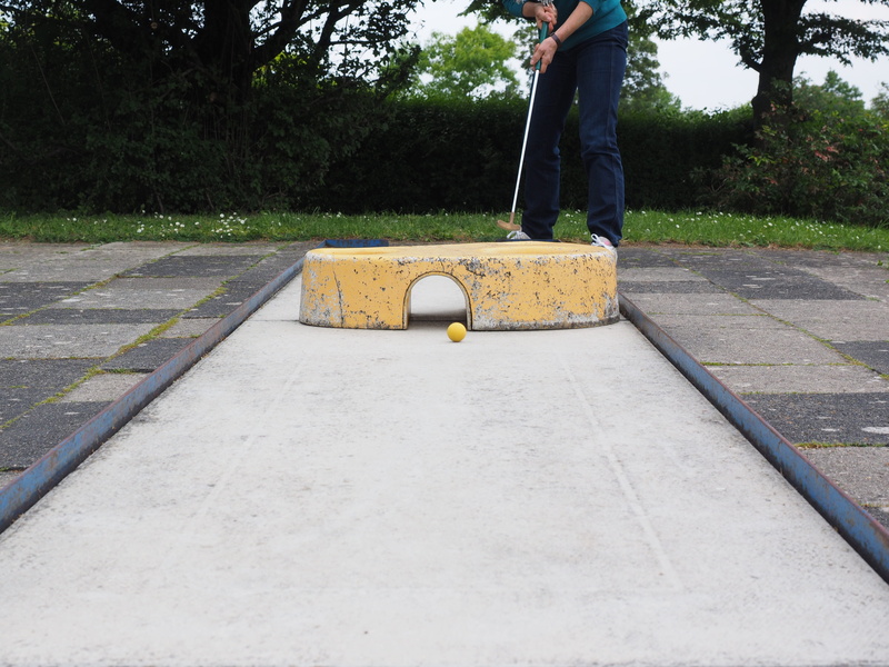 ball guide, body part, casual clothing, nature, skill game, Putten, standing, eternit track, mini golf club, lifestyles, ground golf, minigolf ground, Ball