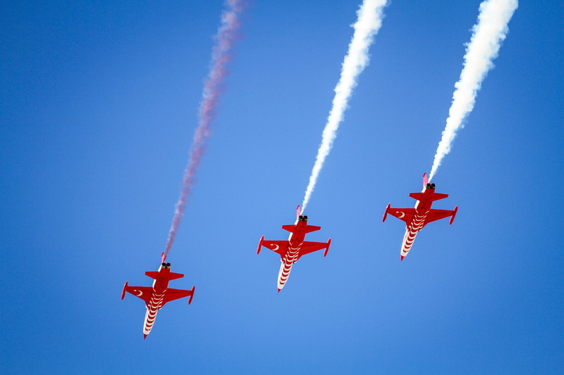 skill, air vehicle, no people, cooperation, coming, red, air, clear sky, flying, vapor trail, sky, air force, animal, jet, transportation, airshow, plane