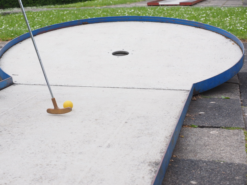 putter, minigolf plant, yellow, white color, day, eternit track, ground golf, field, leisure activity, 4K, skill game, footpath, golf, miniature golf