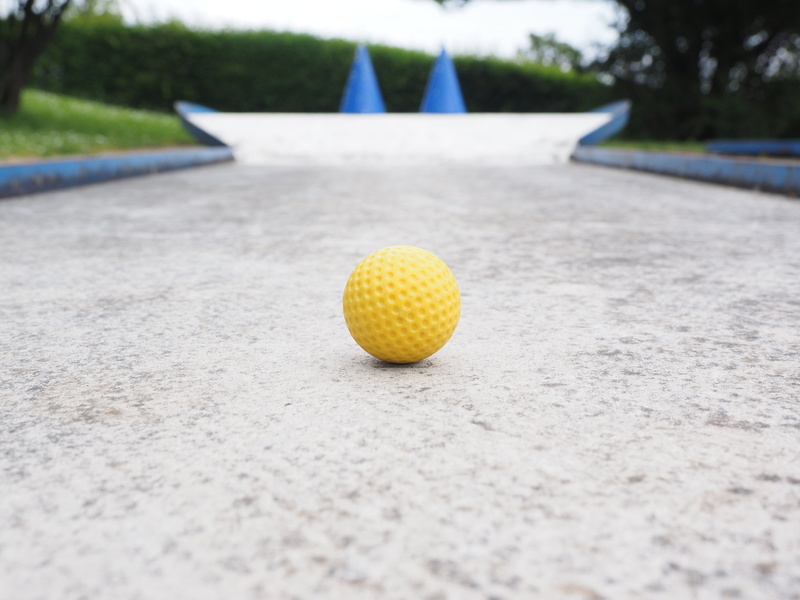 skill game, golf, selective focus, golf Ball, footpath, ball, fruit, sport, minigolf plant, sphere, tennis, train, road, mini golf ball, ground golf, sunlight