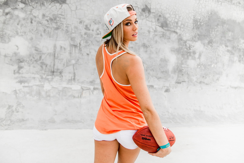 one person, lifestyles, beautiful woman, racerback, adult, young women, the ball, leisure activity, hairstyle, sport, orange, blond hair, young adult, top