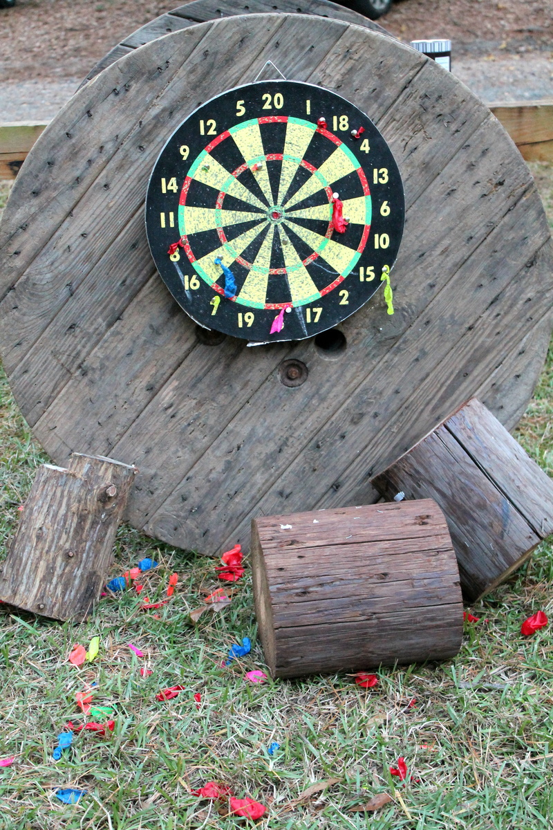 sports target, sport, grass, shape, plant, dart board, darts, relaxation, geometric shape, day, high angle view, no people, number, nature, rustic, wood - material