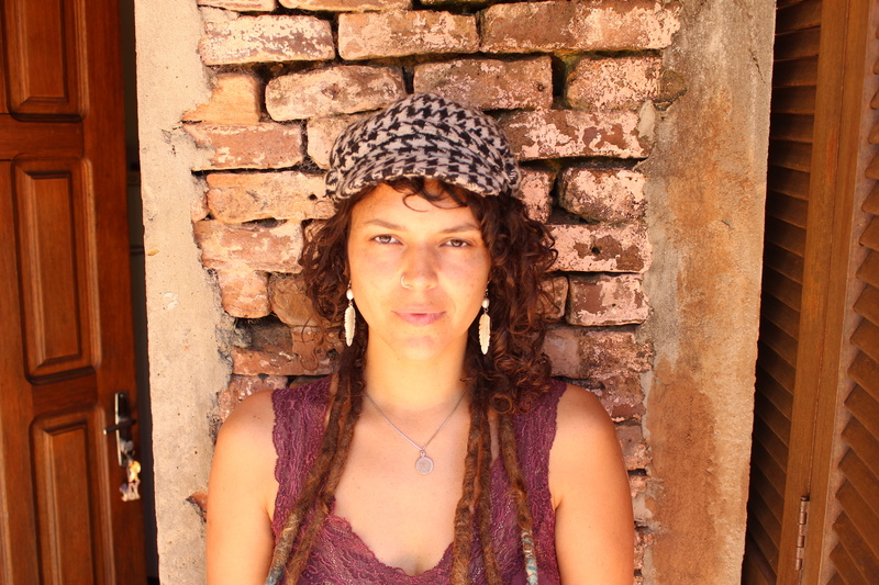 textures, adult, real people, woman, stone wall, 5K, hair, day, wall, one person, wall - building feature, headshot, bricks, brickwall, quaraí, portrait