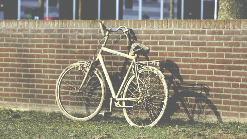urban, 5K, rusty, bike, grass, outdoors, brickwall, mode of transportation, wheels, broken, plant, metal, parked, building exterior, land vehicle, sunlight