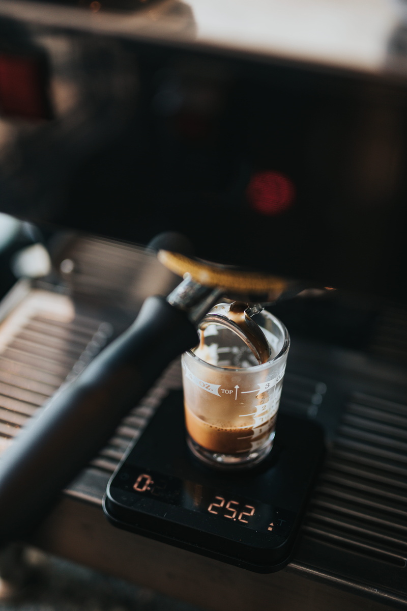 scale, selective, closeup, food and drink, black, inside, focus, no people, alcohol, indoors, glass, 5K, brown, selective focus, tray, coffee, photography