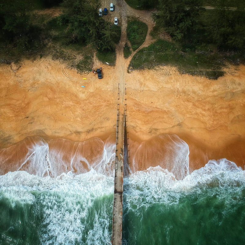 splashing, flowing, birds eye view, landscape, dock, sport, body, environment, tree, scenic, flowing water, non-urban scene, power in nature, wood, cars
