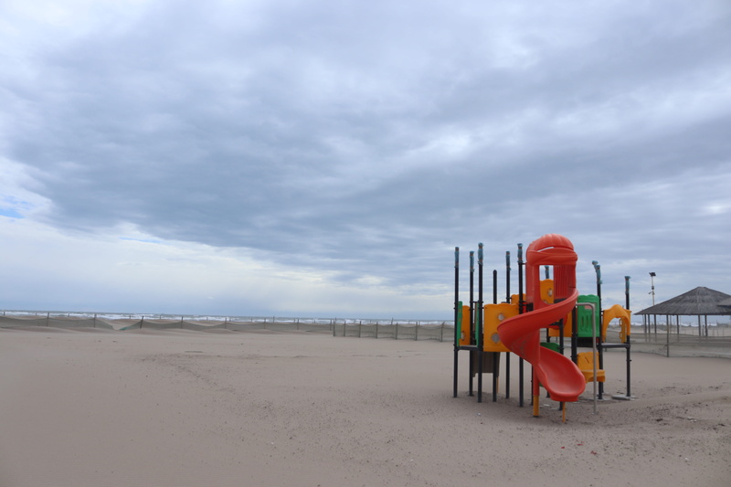 sea, grey sky, play area, outdoors, beauty in nature, playground, 5K, outdoor play equipment, chair, land, outdoor play area, jungle gym, red, sphere