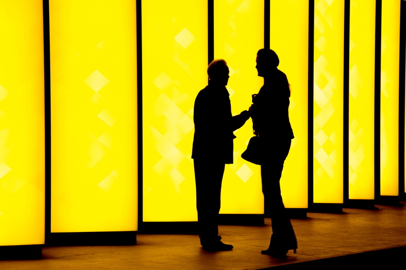indoors, full length, leisure activity, ombre, jaune, adult, communication, men, togetherness, architecture, cooperation, échange, side view, sunset, yellow