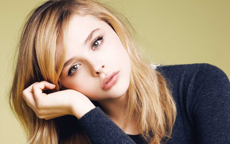 actress, Chloë Grace Moretz, women, blonde, 2K, looking at viewer, closeup, simple background