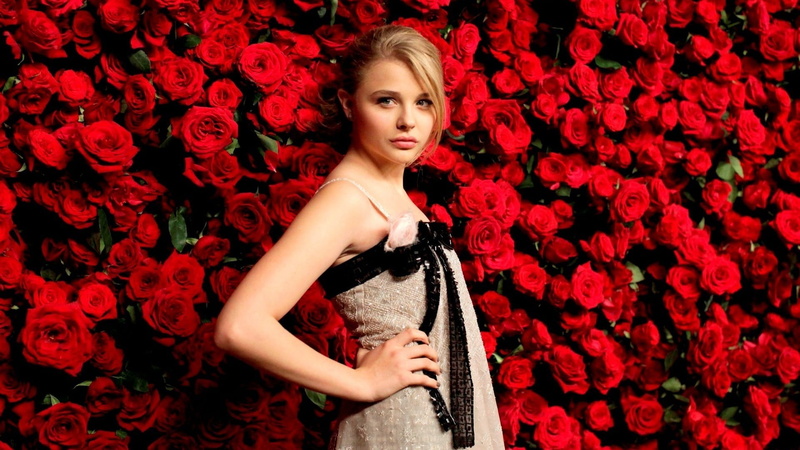 looking at camera, fashion, indoors, young women, blonde, celebrity, Chloë Grace Moretz, plant, red, young adult, 1080P, beauty in nature, standing, actress