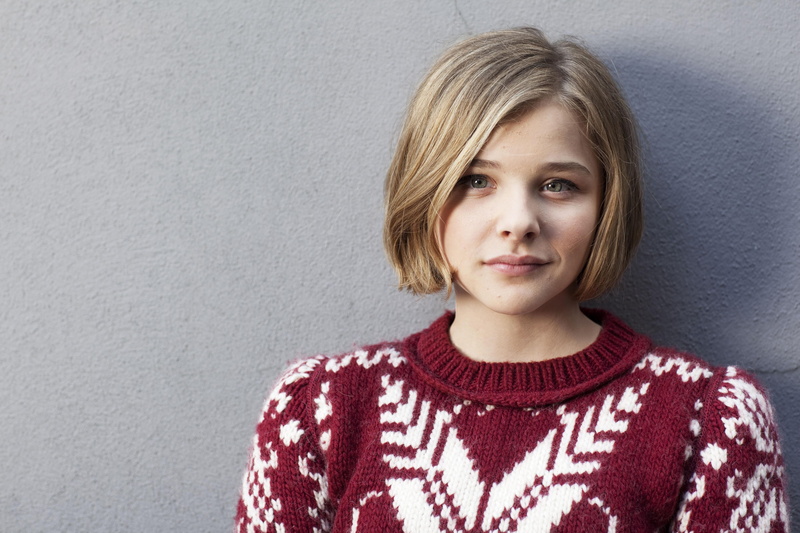 one person, casual clothing, real people, hairstyle, looking at camera, hair, contemplation, blond hair, Chloë Grace Moretz, blonde, young adult, actress