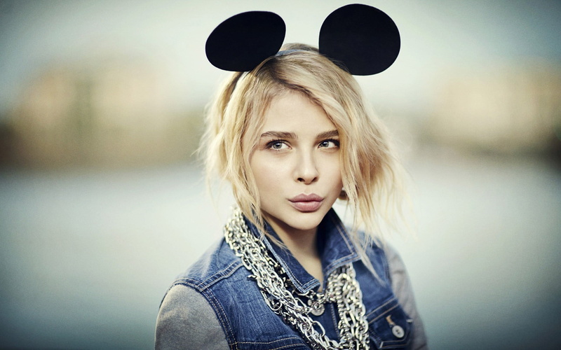 beauty, beautiful woman, 1080P, Chloë Grace Moretz, real people, headshot, blond hair, young adult, one person, clothing, long hair, contemplation, looking at camera