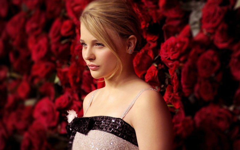 flowering plant, flower, red, 2K, women, young adult, clothing, beautiful woman, blond hair, fashion, one person, beauty, hairstyle, portrait, blonde women actress celebrity chlo grace moretz