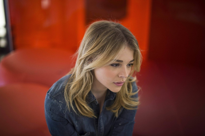 teenager, portrait, women, long hair, beautiful woman, indoors, 2K, women blonde blurred chlo grace moretz, hair, adolescence, contemplation, young adult