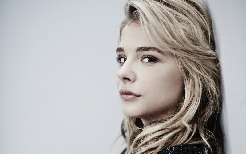 looking away, body part, long hair, blond hair, 1080P, copy space, innocence, portrait, one person, human face, indoors, women, chlo grace moretz women blonde face green eyes actress simple background