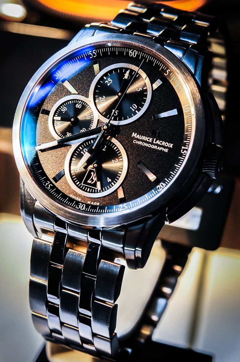 personal accessory, luxury, close-up, equipment, wristwatch, 1080P, still life, clock, number, circle, time, communication, focus on foreground, instrument of time