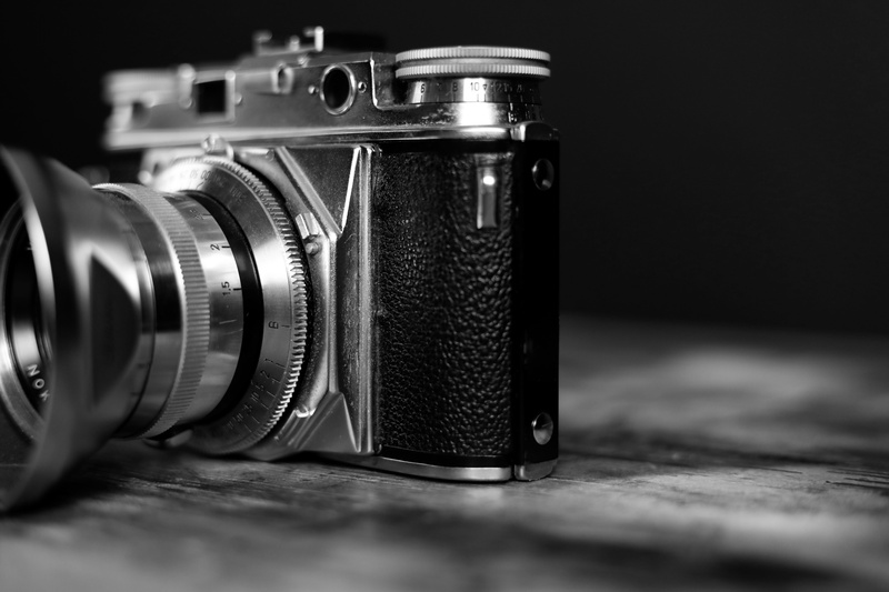 lens, leather, 5K, photographic equipment, lens - optical instrument, table, analog, monochrome, chrome, single object, camera - photographic equipment