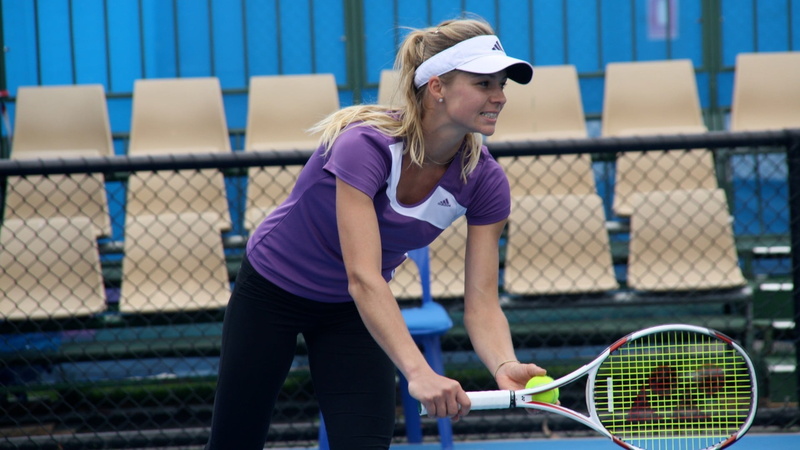 standing, leisure activity, tennis ball, fence, one person, focus on foreground, sport, 1080P, outdoors, racket, adult, tennis racket, court, blonde, hair