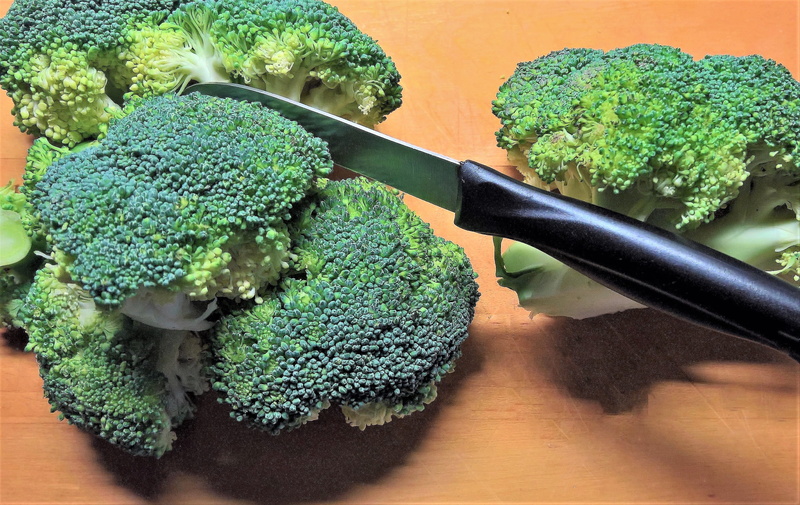 table, wellbeing, close-up, vegetable, no people, broccoli, indoors, green color, wood - material, green florets, vitamins, eat, food, fresh, supplement