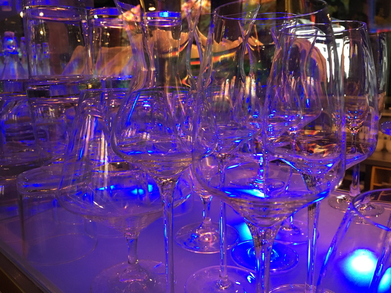 household equipment, alcohol, nightlife, restaurant, drinking glass, reflection, Glass, glass - material, drink, business, bar - drink establishment, no people