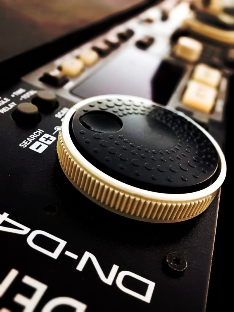 dial, close-up, electronics, western script, photography themes, equipment, dj, compactera, no people, camera - photographic equipment, black color, communication