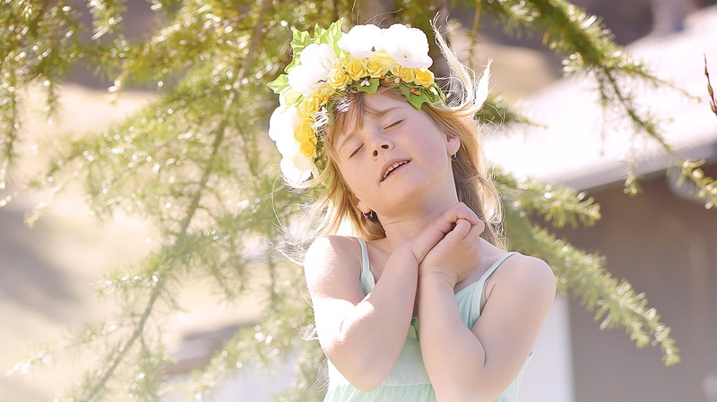 headdress, dreamy, adult, smiling, selective, sunlight, caucasian Ethnicity, beauty, face, daytime, girl, hair, spring, out, contemplation, innocence, plant
