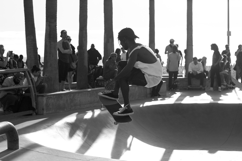 skateboarding, crowd, 5K, leisure activity, sea, mood, sitting, water, adult, hollydays, shadow, tanktop, group of people, good vibes, sunlight, black and white