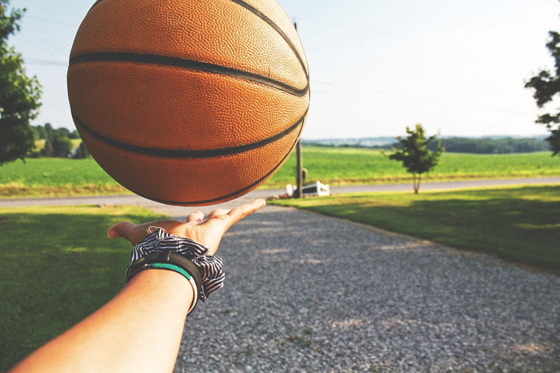 personal perspective, focus on foreground, throw, sport, finger, summer, human limb, close-up, leisure activity, hand, body part, lifestyles, human body part