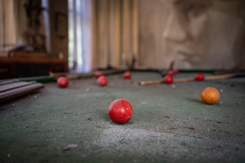 red, food and drink, still life, orange, room, table, 5K, fruit, dust, sport, snooker, freshness, pool - cue sport, ball, wood, food, healthy eating, old