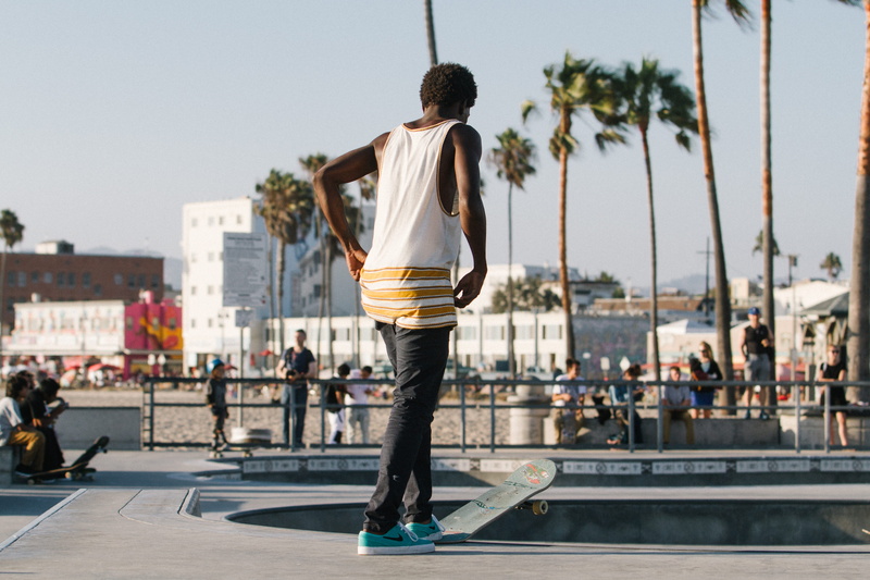 venice, united states, city, 4K, black man, casual clothing, focus on foreground, one person, walking, skate, los angeles, california, sun, real people