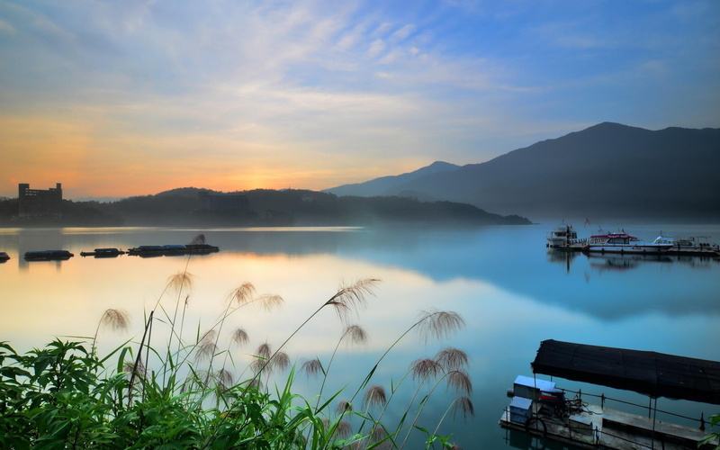 morning, mountain, grass, boats, beautiful, nature and landscapes, lake, mist, docks, green, 1080P