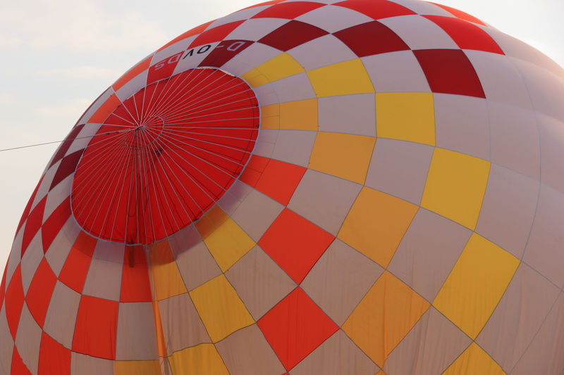 4K, ascent, ballooning, hot air balloon, red, inflating, backgrounds, recreation, aviation, directly below, balloon, mid-air, mode of transportation, air vehicle