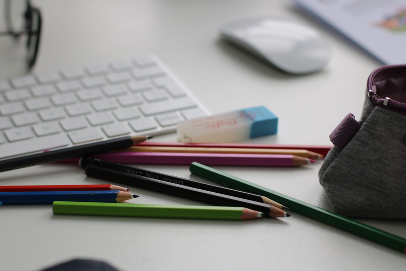 keyboard, colored pencil, pencils, pen, color pencils, furniture, apple, table, studio shot, writing instrument, still life, no people, focus, office supplies