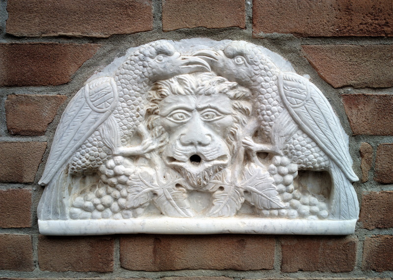 carving - craft product, old, architecture, structure, religion, creativity, statue, eagles, symbolism, outdoor, lion, italy, belief, stone wall, exterior visualisation