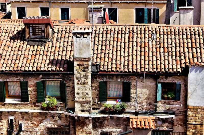 outdoors, italy, buildings, beautiful house, tile, roofing, photo, street view, balcony, picturesquely, facade, city, chimneys, tiled roof, taknock, takås