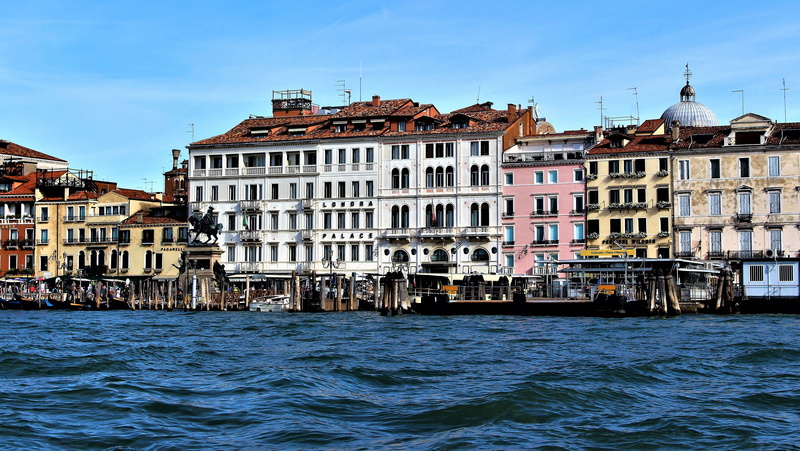 tourist, no people, gondola - traditional boat, attraction, trip, residential district, outdoor, city, building exterior, facade, destination, transportation