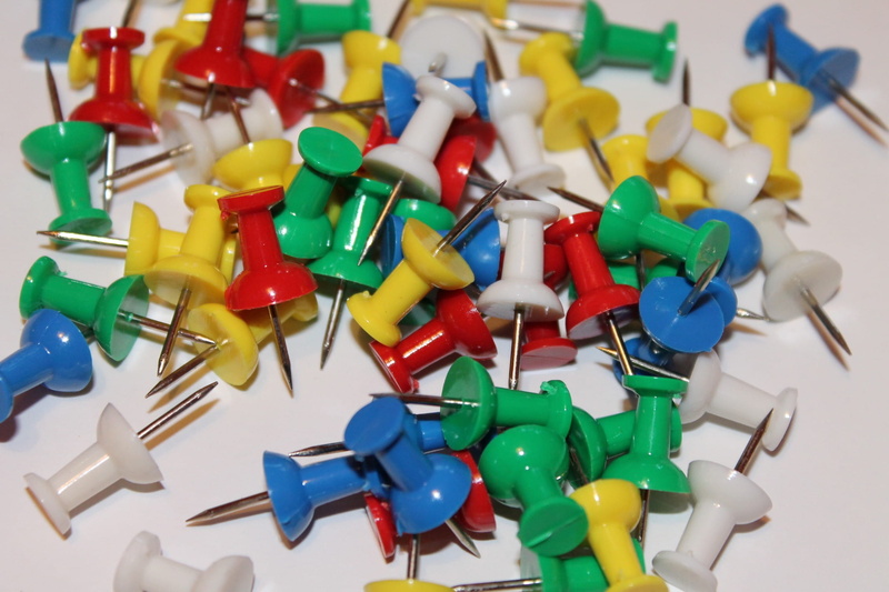 office, green, organization needle, no people, variation, pointed, focus on foreground, 1080P, multi colored, close-up, thumbtack, yellow, red, needles