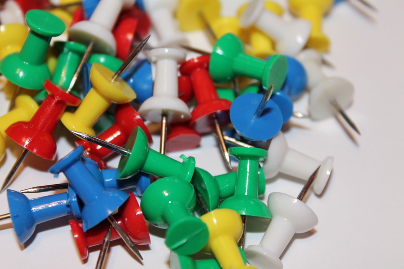 green color, tacks, colorful, pieksen, high angle view, pointed, backgrounds, yellow, organization needle, 1080P, green, choice, red, thumbtack, still life