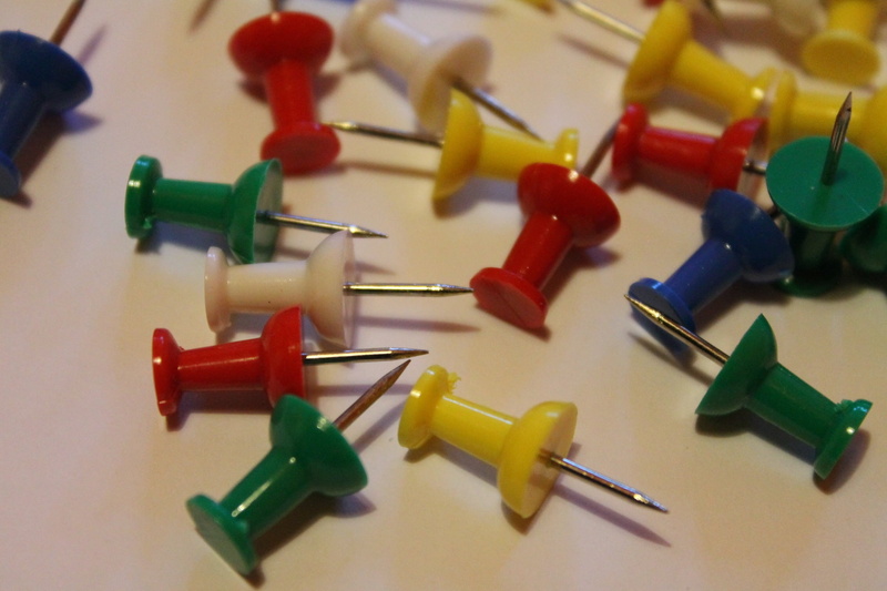 table, tacks, wall needle, still life, large group of objects, plastic, pin, 1080P, group of objects, organization needle, thumbtack, white, multi colored