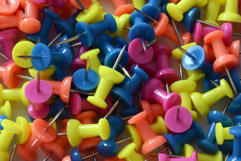 thumbtack, directly above, blue, mark, toy, indoors, high angle view, backgrounds, pinn needle, close-up, still life, choice, heap, full frame, plastic