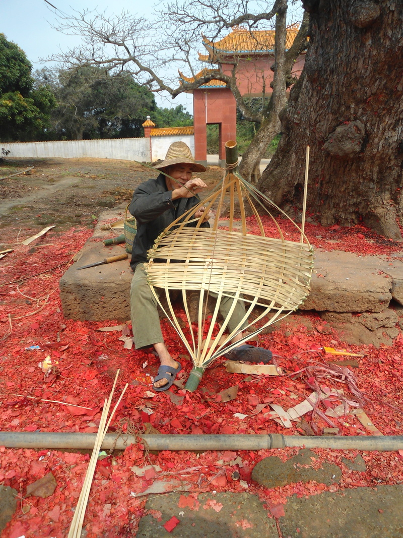 man, nature, building exterior, wheel, built structure, outdoors, making, outside, real people, architecture, one person, day, china, tree, basket-weaving