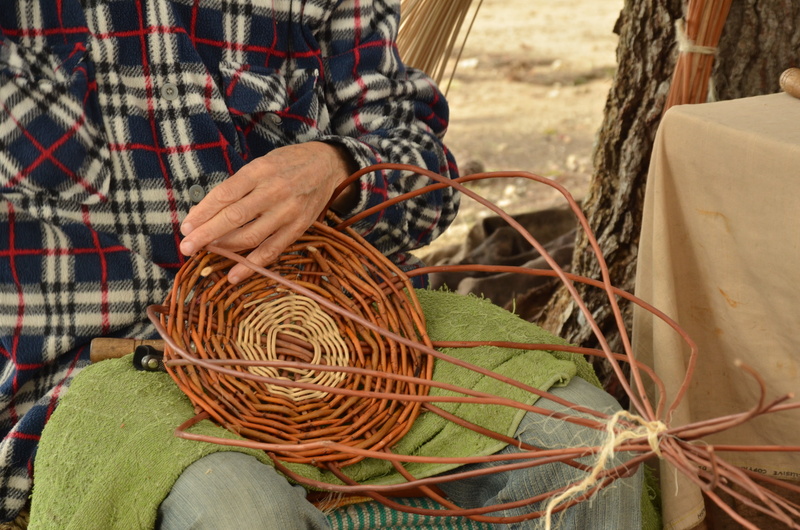 close-up, basket, manufacture, human limb, adult, outdoors, reed, crafts, rope, leisure activity, 4K, human body part, lifestyles, human hand, people
