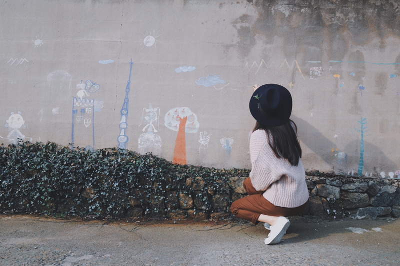 females, drawing, childhood, chalk, near, outdoors, 5K, real people, casual clothing, wall, artist, gray, concrete, woman, architecture, full length, hairstyle