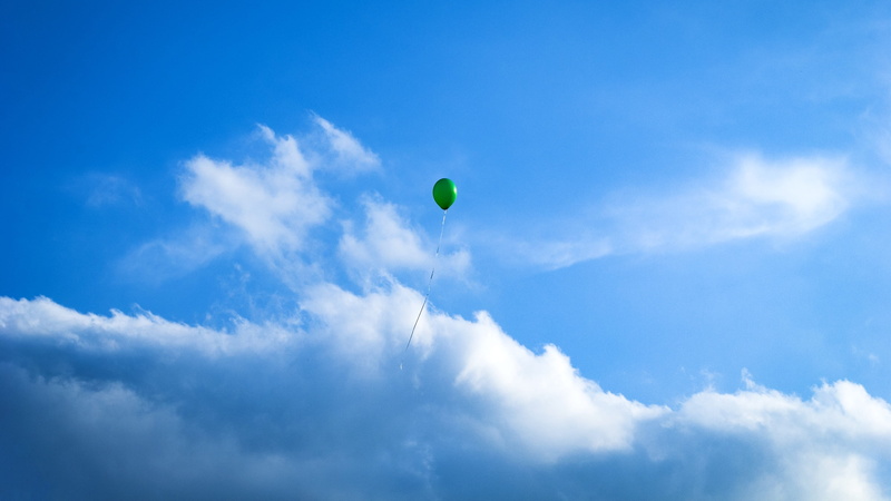 lightweight, clouds, freedom, wind, low angle view, sport, color, green, adventure, multi colored, cloudscape, cloud - sky, summer, balloon, day, dom, flying