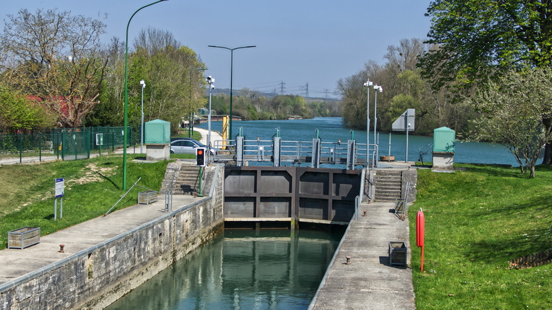 outdoors, transportation, built structure, 5K, incidental people, car, france, canal, automobile, waterfront, gate, lock, vaires-sur-marne, 3 rue de lécluse