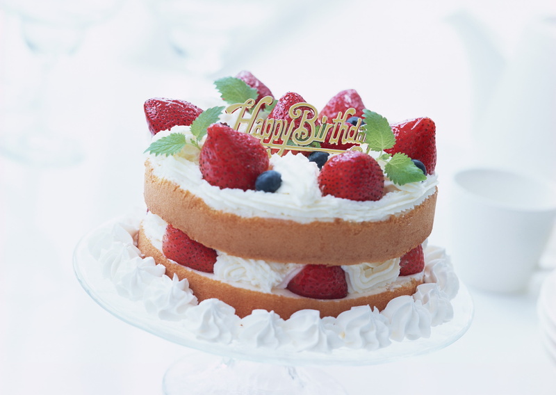 sponge cake, refreshment, white, berry fruit, dessert, delicious, snack, red, 2K, indoors, no People, food and drink, birthday, bakery, covered, healthy eating