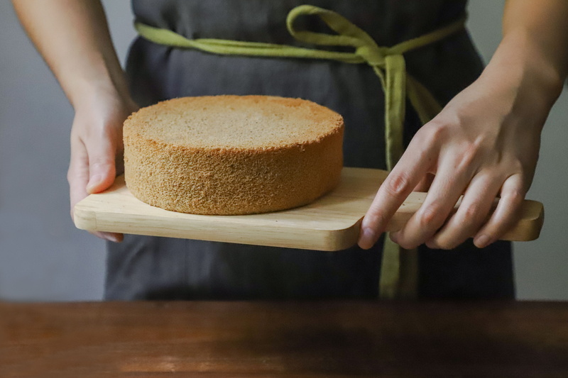 indulgence, chopping, close-up, bread, one person, focus on foreground, indoors, women, freshness, 5K, cutting board, pastry, kitchen, sponge, holding