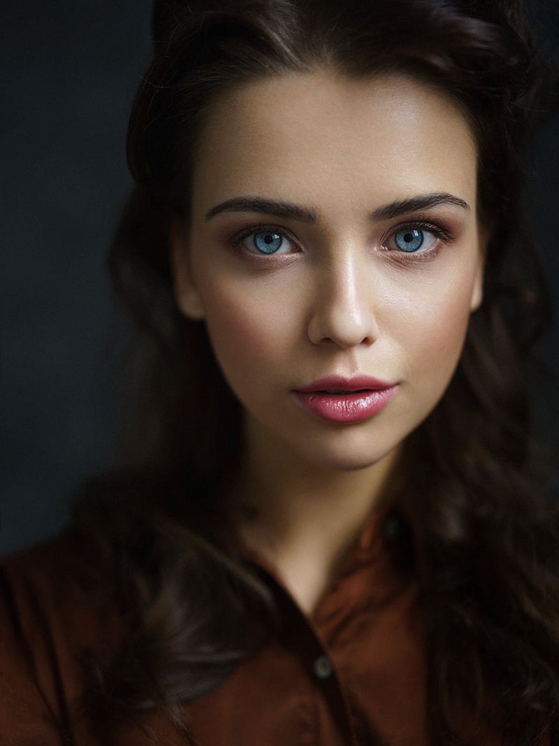 eyeliner, women, portrait, shirt, brunette, blue eyes, wavy hair, brown clothing, simple background, lipstick, 720P, Alexey Kazantsev, makeup, long hair