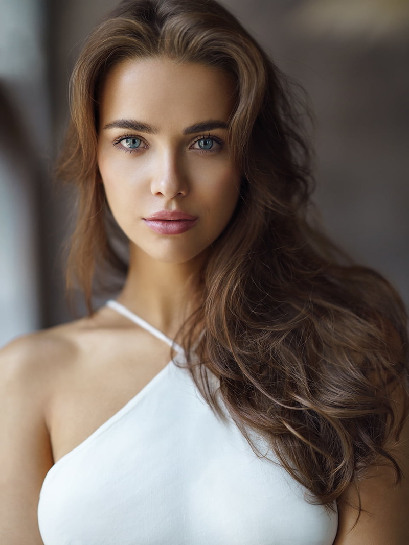 wavy hair, depth of field, blue eyes, Alexey Kazantsev, portrait, long hair, brunette, 720P, white clothing, women, looking at viewer
